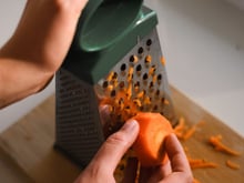 Seu ralador ficou cego? Veja como afiar o utensílio de cozinha e recuperar o corte em poucos passos