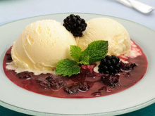 Sopa quente de frutas vermelhas com sorvete