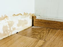 Não sabe o que fazer com a parede de casa cheia de umidade? Especialista explica o passo a passo para resolver o problema, e não é só pintar!