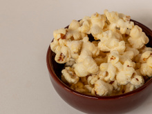 Essa é a melhor pipoca com leite em pó para adoçar o seu final de semana