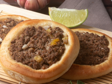 Faço essas esfihas abertas que aprendi com meu vizinho árabe e agora virou o maior sucesso na minha casa (não sobra uma!)