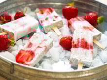 Picolé de iogurte grego com frutas é a sobremesa gelada saudável para curtir o verão sem sair da dieta!