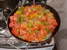 Arroz de frigideira com carne moída e legumes
