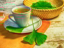 Aqui estão os motivos pelos quais você deve consumir chá de gingko biloba todos os dias