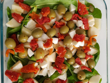 Salada de rúcula com palmito e azeitonas