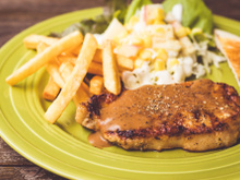 Alcatra suína agridoce com creme de milho e palitos de mandioca