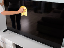 Pare de arranhar a tela da TV limpando errado, eu vou te ensinar o jeito certo de fazer sem danificar!