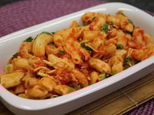 Macarrão com tomate seco e rúcula