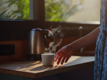 Veja por que você deveria tomar café 90 minutos depois de acordar, segundo esse neurologista