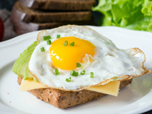 Como fritar ovo com água: confira