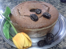 Bolo de chocolate e ameixa fofinho