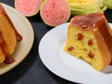 Nada combina melhor com um café quentinho do que um bolo de fubá fofinho: a calda de goiabada é o toque especial