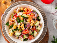 Nem toda salada precisa ser sem graça e essa receita de grão-de-bico com molho curry comprova isso!