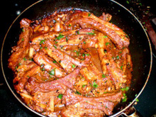 Costelinha de porco com pinhão