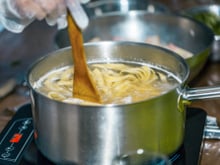 3 utilidades da colher de pau que você não conhecia