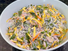 Quero comer todo dia essa salada de macarrão japonês que é super refrescante e deliciosa