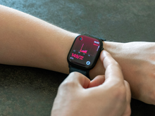 Este smart watch mede sua frequência cardíaca e respiratória, ajuda a acompanhar o seu sono e está com mais de mil reais de desconto