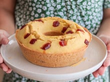 O bolo de fubá tradicional fica pra trás quando eu chego com o bolo de fubá com goiabada do TudoGostoso na Festa Junina