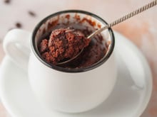 Bolo de caneca na airfryer que fica mais fofinho que no micro-ondas