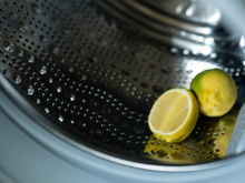 Se você tem metade de um limão, você tem um tesouro: não deixe na geladeira, jogue dentro da máquina de lavar!