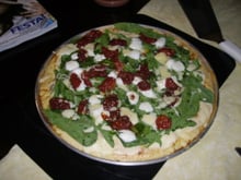 Torta pizza rápida de mussarela de búfala, rúcula e tomate seco