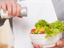 Poucas pessoas sabem, mas não é recomendado temperar a salada com vinagre e sal com antecedência