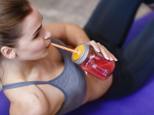 Suco das gostosas: o que você precisa saber sobre a bebida pré-treino que promete o shape ideal e energia lá em cima; será que funciona?