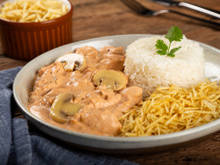 Esse strogonoff é o almoço rápido e delicioso perfeito pra matar a fome das crianças nas férias