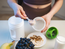 Sem cafeína, nem insônia: como fazer um pré-treino natural para treinar à noite sem perder o sono