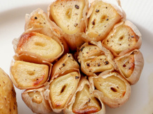 Como fazer alho assado no micro-ondas: aprenda a receita rápida que vai economizar o gás!