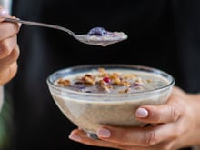 Este café da manhã, recomendado por nutricionistas, é rico em proteínas e saciante, com sabor e textura semelhantes a um pudim. É rápido e fácil de preparar