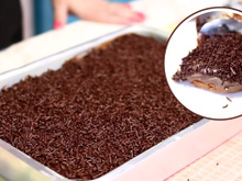 Como fazer o bolo de chocolate fofinho fácil e rápido com calda de brigadeiro mais famoso do YouTube