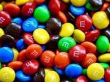 Duas cores de M&M’s vão sumir das embalagens e a explicação é curiosa: "Foi uma situação assustadora"