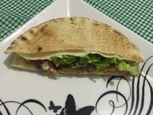 Sanduiche de pão sírio com filé mignon