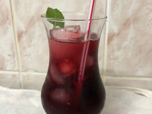 Caipirinha de saquê e frutas vermelhas