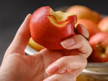 Muito cuidado com a maçã que você come sem cortar ao meio antes de mordê-la, alerta médico