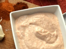 Baconese: você nunca mais vai querer saber de outro molho depois de provar essa receita viciante!