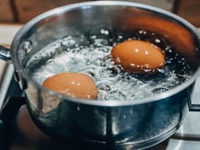 Por que você não pode esquecer de colocar sal na água ao cozinhar ovos: ciência explica benefício na coagulação