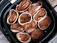 Filé mignon suíno com bacon na airfryer: receita perfeita para o almoço em família é suculenta e fica pronta em 30 minutos