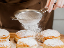 Descobri por que o açúcar de confeiteiro derrete (ou não gruda) nos bolos  e a solução é mais simples do que parece