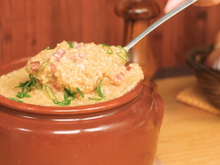 Nem sopa, nem caldo: essa canjiquinha cremosa com calabresa e bacon é o jantar que mais faço no frio
