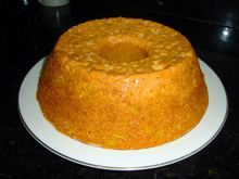 Bolo de cenoura e cobertura de leite condensado cozido com coco