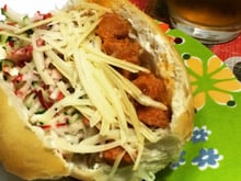 Sanduíche de linguiça fresca e queijo parmesão