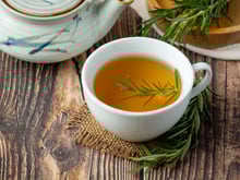 Chá de alecrim é digestivo e aumenta o foco e a concentração: saiba como fazer e que horas tomar a bebida