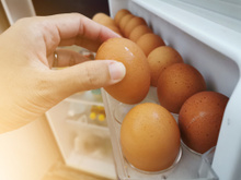 O erro comum que a maioria das pessoas comete ao guardar ovos na geladeira: pode fazer mal à saúde