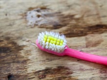 Se você tem uma escova de dente velha, você tem um tesouro: 6 maneiras de aproveitar o utensílio na limpeza do dia a dia