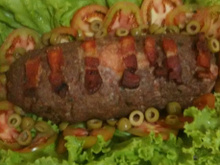 Rocambole de carne moída com bacon
