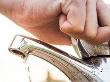 Clima seco e racionamento de água: essas são as dicas para economizar sem prejudicar a saúde