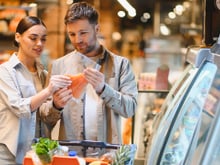 É verdade que quanto mais laranja o salmão, mais benéfico ele é? Desmistificando ideias erradas sobre a cor da carne do peixe