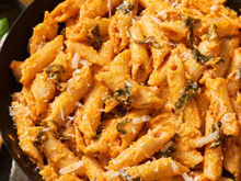 Nada de miojo! Macarrão de 3 minutos na panela de pressão fica cremosão e vai direto pro prato